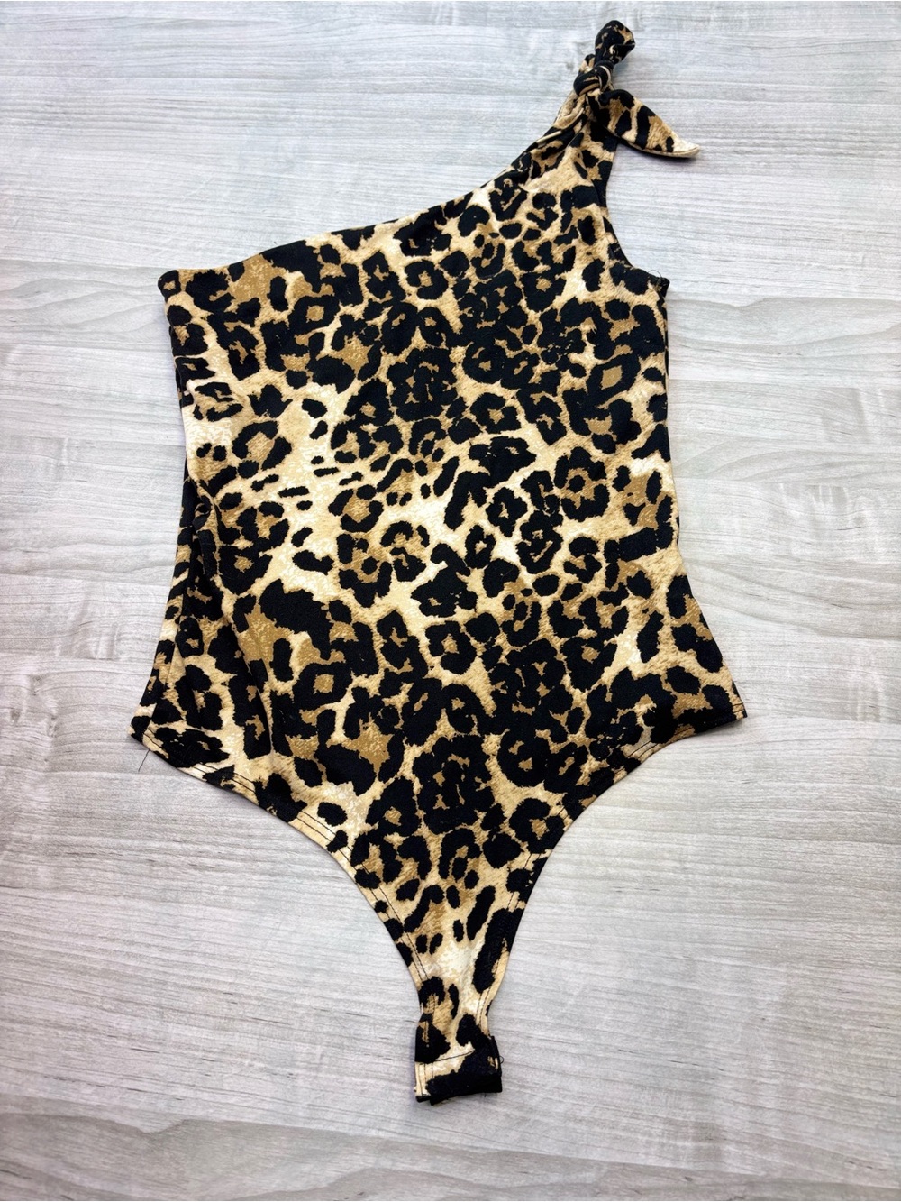 gaze One-Shoulder Leopard Print Bodysuit in Tan & Black Size Medium